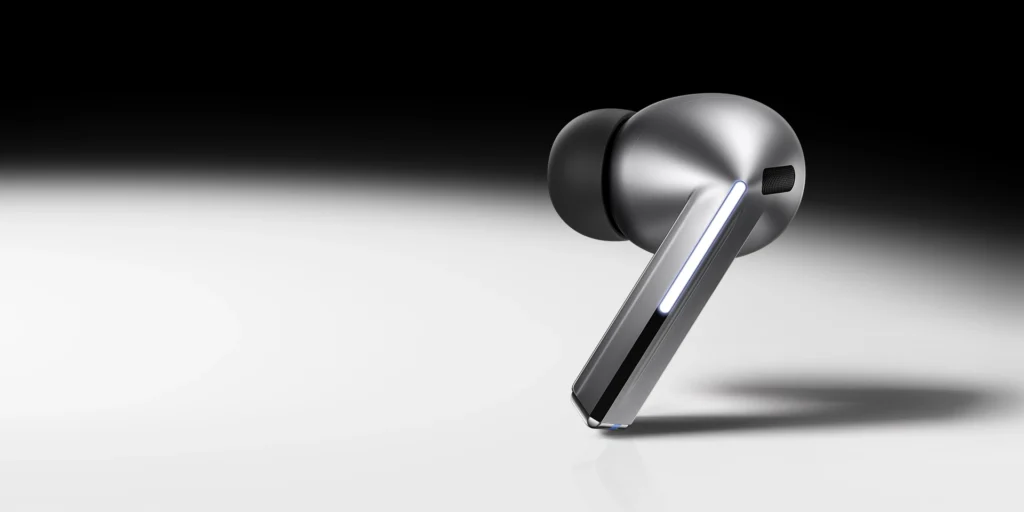 Audífonos inalámbricos Samsung Galaxy Buds3 Pro color plata dentro del estuche de carga – imagen oficial de Samsung México